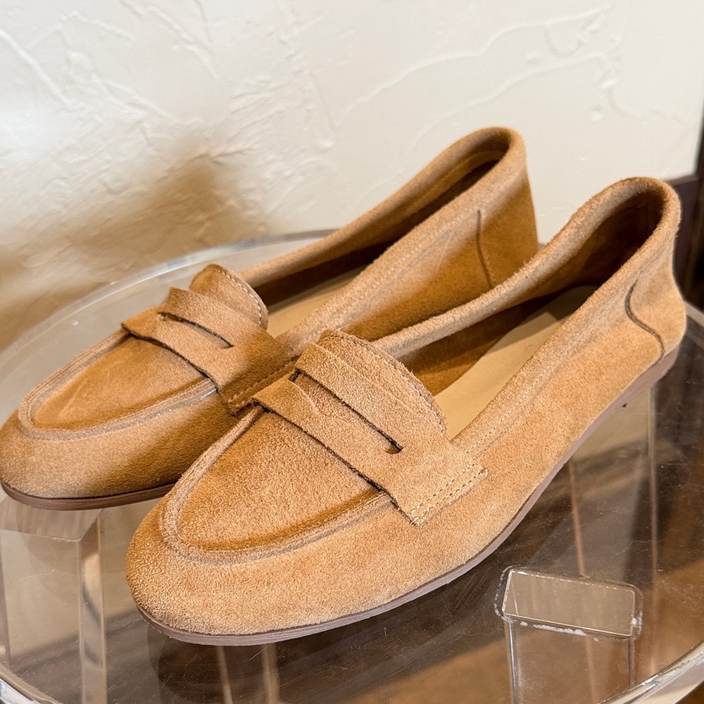 Women’s Suede Loafer Flats in Tan